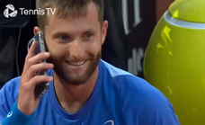 Djokovic no puede contener la risa ante el nuevo show de Moutet en pleno partido... ¡con su móvil!