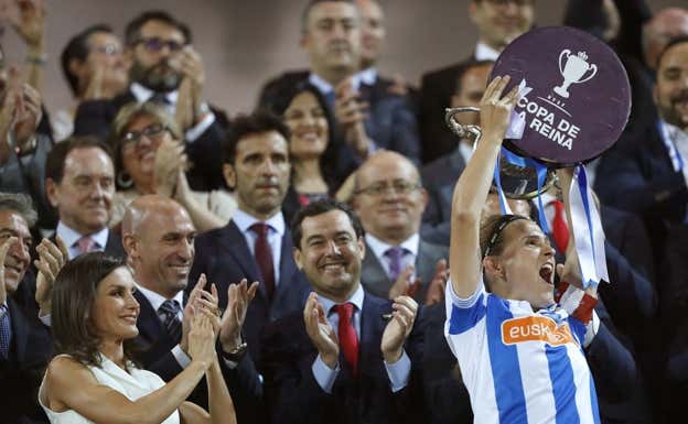 La capitana de la Real Sociedad levanta el título de campeonas de la Copa de la Reina en Los Cármenes tras recibir el trofeo de manos de la Reina Letizia.