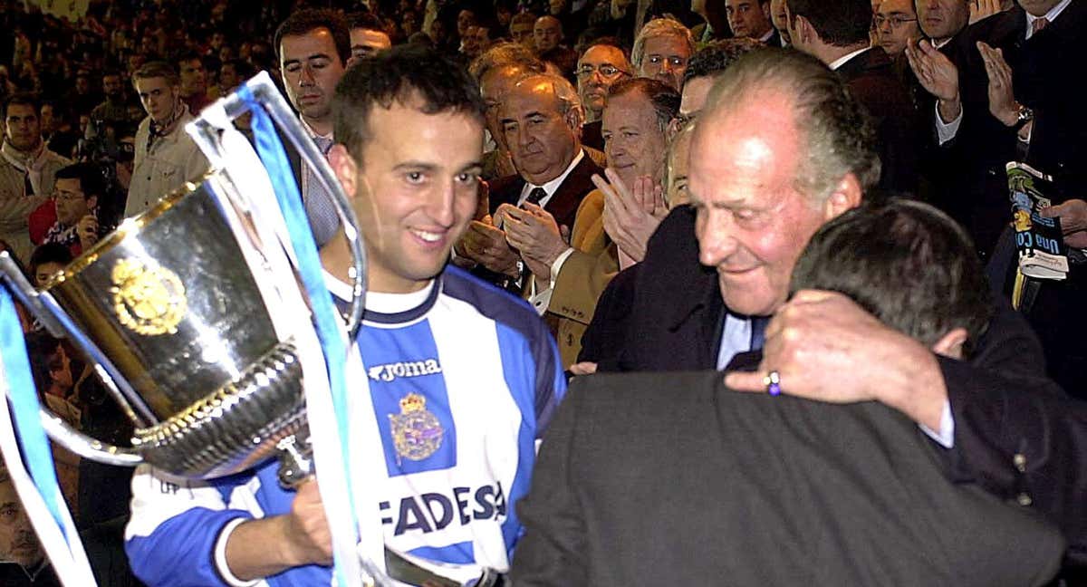 Fran González recogiendo la Copa del Rey.