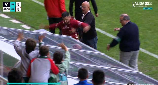 5:30 de VAR acaban en roja, una patada al banquillo y una lesión misteriosa en el Racing de Ferrol-Alcorcón