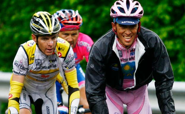 Riccò y Contador, en una de las etapas del Giro de Italia 2008. AP