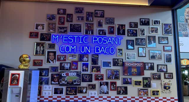 El centro comercial donde Lamine veía el Mundial abre un santuario a Laporta: “Me estoy poniendo como un cerdo”