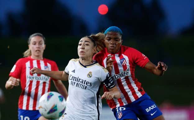 Olga peleando por el balón con Ajibade.  EFE