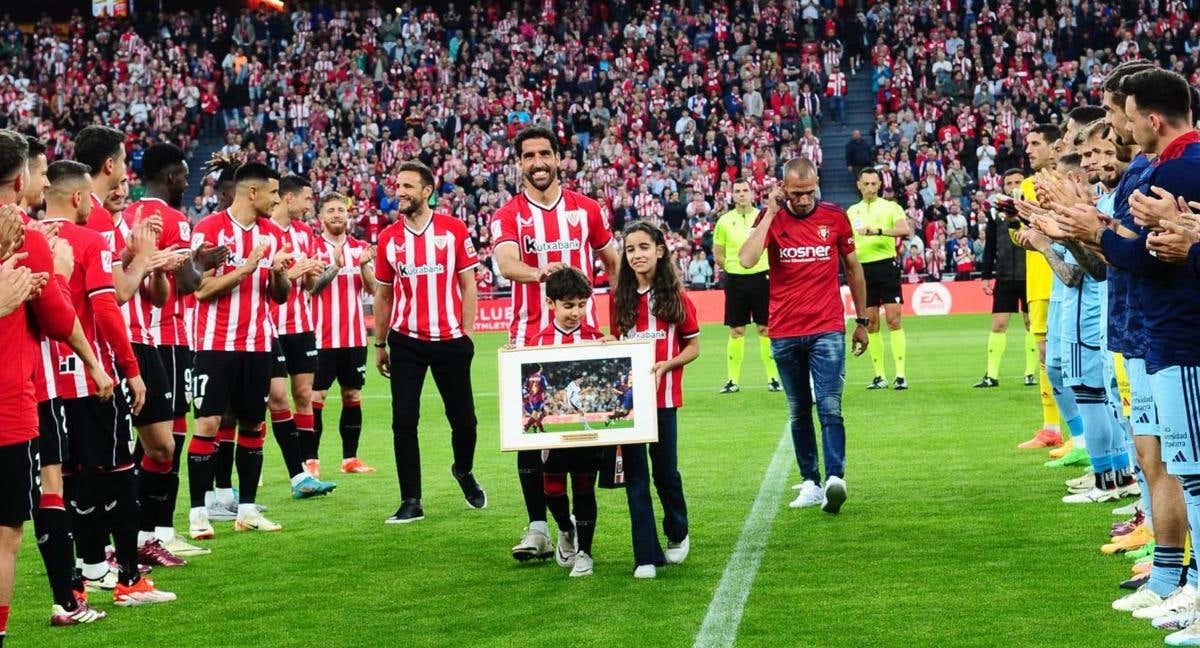 Raúl García posa con su camiseta y los títulos conseguidos en el Athletic en la rueda de prensa del pasado jueves./LaLiga