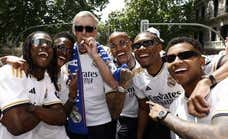 Los secretos de la celebración del Real Madrid: la mala suerte de Camavinga y el puro de Ancelotti...¡que no es suyo!