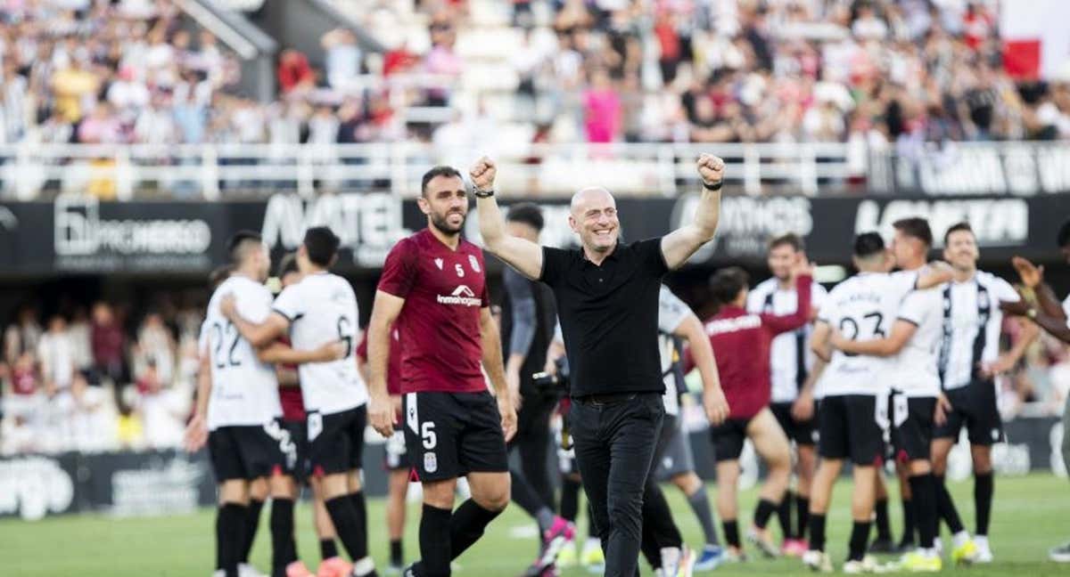 Calero celebra la salvación en el Cartagonova