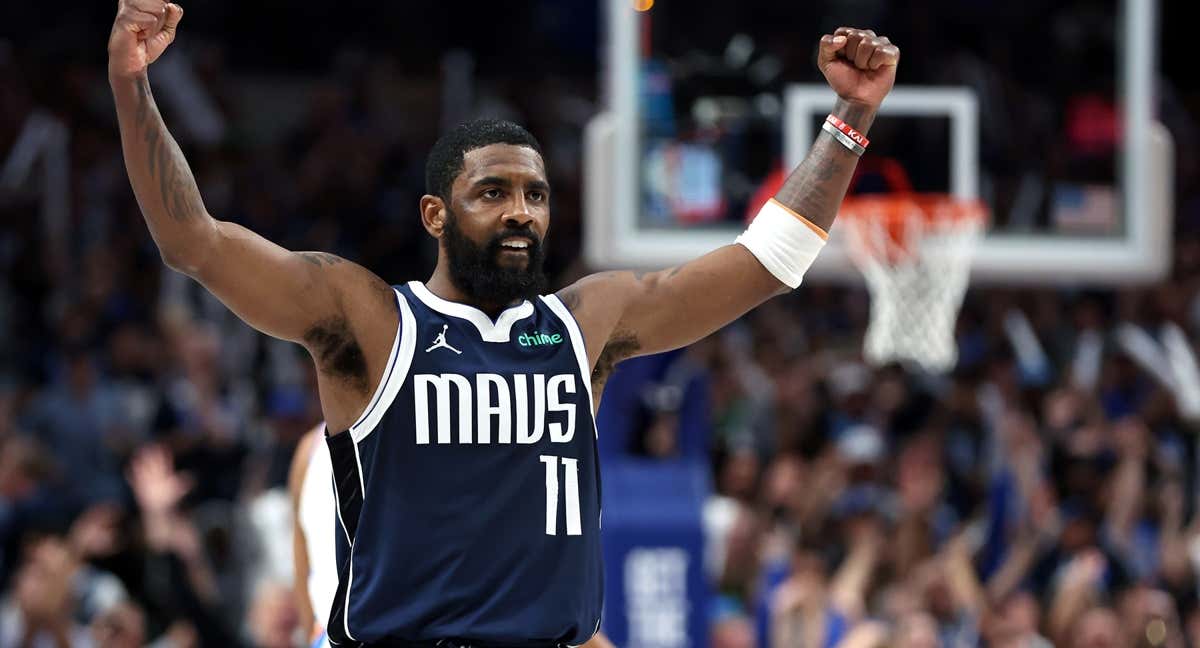 Kyrie Irving celebra una de las acciones de los Dallas Mavericks durante la segunda parte/ GETTY IMAGES