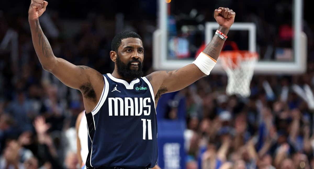 Kyrie Irving celebra una de las acciones de los Dallas Mavericks durante la segunda parte