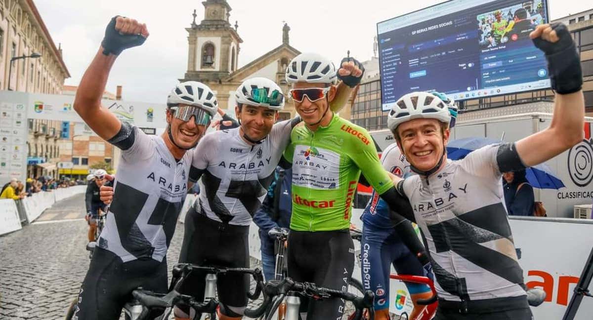 Julen Amezqueta, Asier Pablo González, Alex Molenaar y Unai Esparza celebran el triunfo del neerlandés en el GP Beiras.