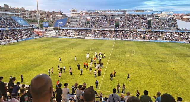 Un botellazo, el empujón de un policía al entrenador y una suspensión en el polémico Lleida-Yeclano (0-1): «Nosotros queremos jugarlo»