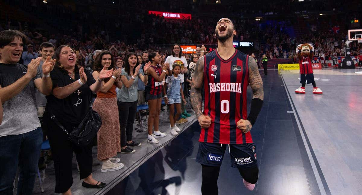 Markus Howard celebra una canasta con los aficionados del Baskonia.