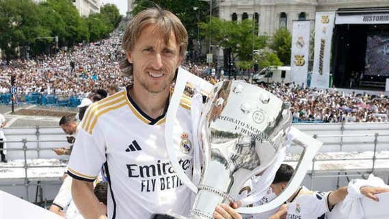 Modric posa con el título de Liga en Cibeles./Real Madrid
