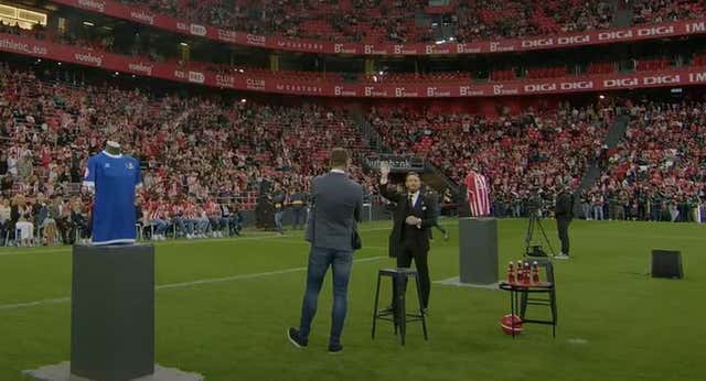 Muniain se va  aclamado por casi 30.000 aficionados: ‘Si alguna vez me necesitan, estaré aquí al día siguiente’