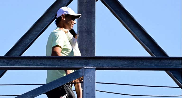 Rafael Nadal camino por la pasarela del Masters 1000 de Roma con su hijo en brazos.