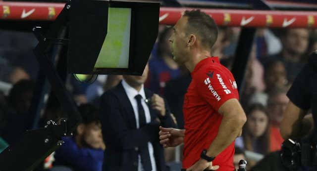 El penalti a favor del Barcelona que dejó «sorprendido» a Xavi: «El VAR tiene estas cosas…»