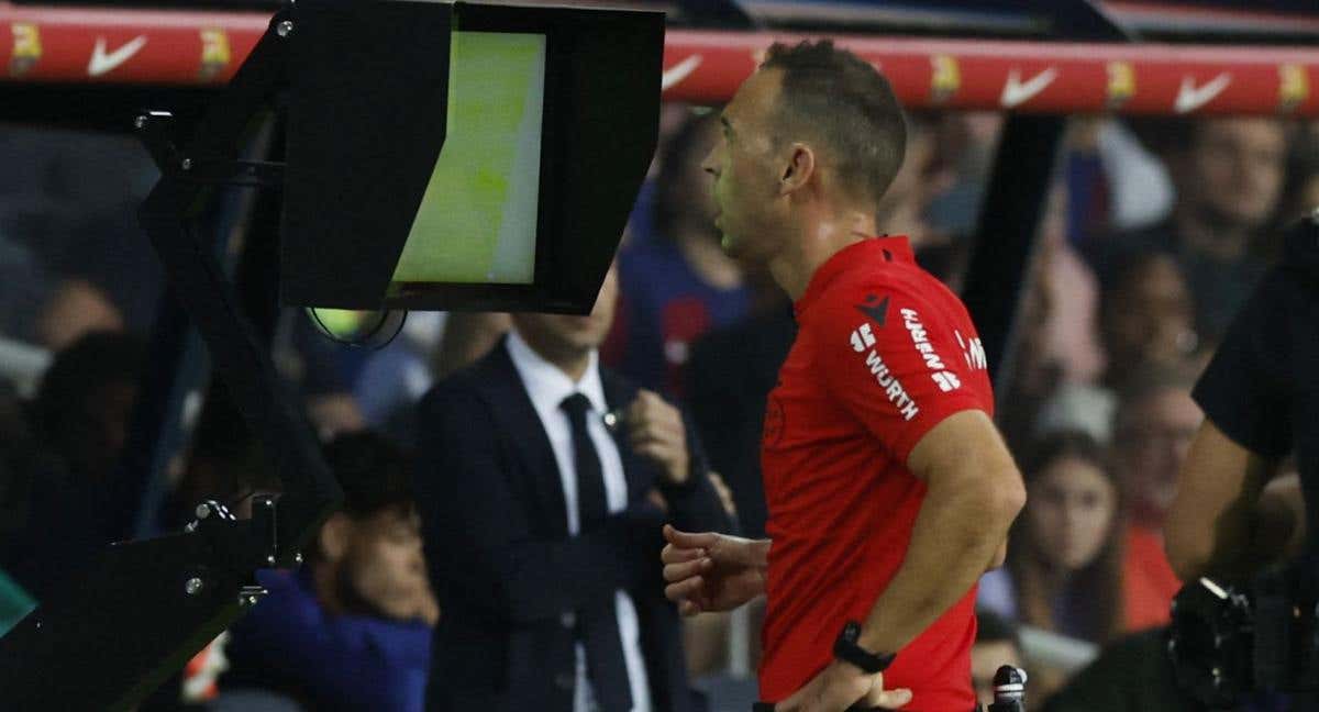Cuadra Fernández revisa el penalti en el monitor.