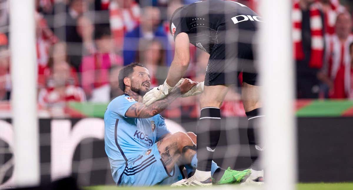 Rubén García, tras la jugada polémica junto a Simón./Osasuna