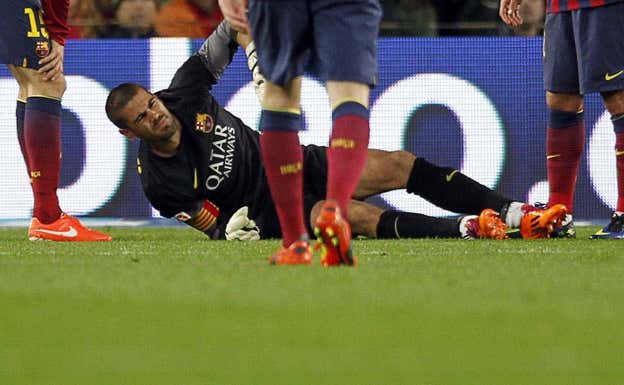 Valdés se rompió los ligamentos ante el Celta en marzo de 2014.  REUTERS