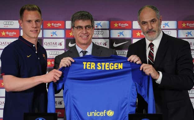 Ter Stegen el día de su presentación con el director deportivo, Andoni Zubizarreta, y el vicepresidente, Jordi Mestre.  AGENCIAS