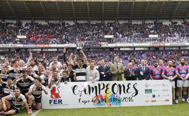 Felipe VI, J.C. 'Hansen', J.A. Garrote y Alfonso Feijoo con ambos equipos en 2016.  Ferugby