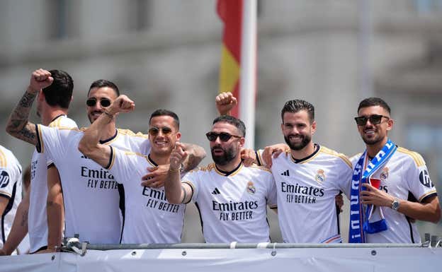 Joselu y Lucas Vázquez, a la izquierda, celebran el título de La Liga. REUTERS