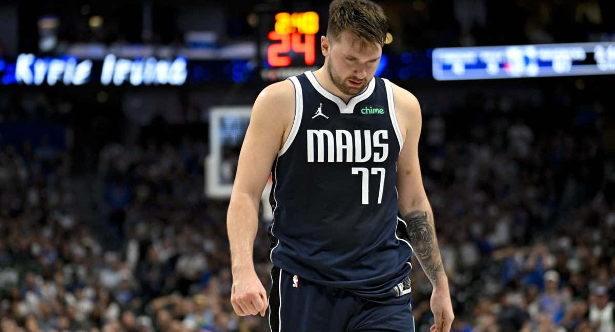 Luka Doncic, cabizbajo tras la derrota de los Mavericks ante los Thunder en el cuarto partido de los playoffs./USA Today Sports