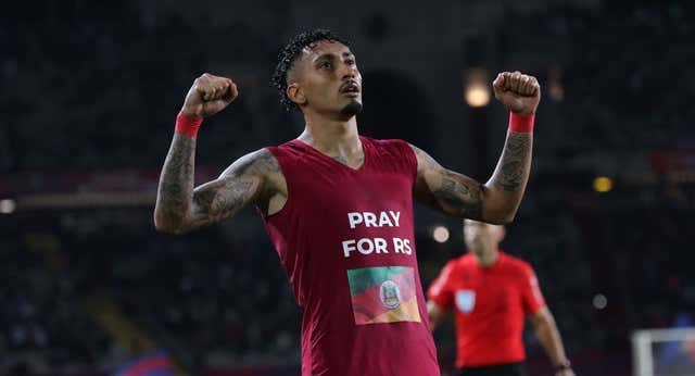 Un Raphinha en modo Rivaldo se gana un billete a la próxima temporada