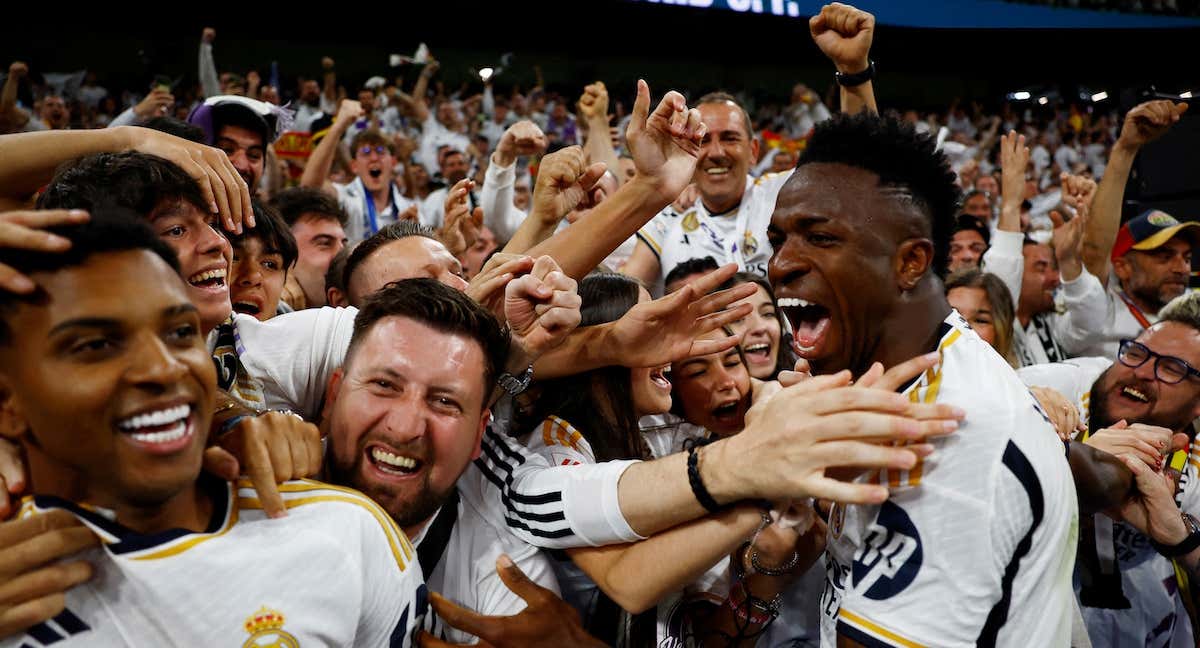 Vinicius y Rodrygo celebran junto a aficionados del Real Madrid./REUTERS