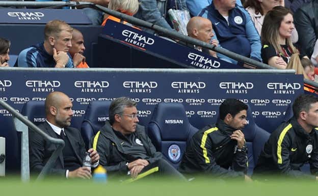 El banquillo del Manchester City en la 2016/17, con Guardiola y Hart entre otros. Getty Images