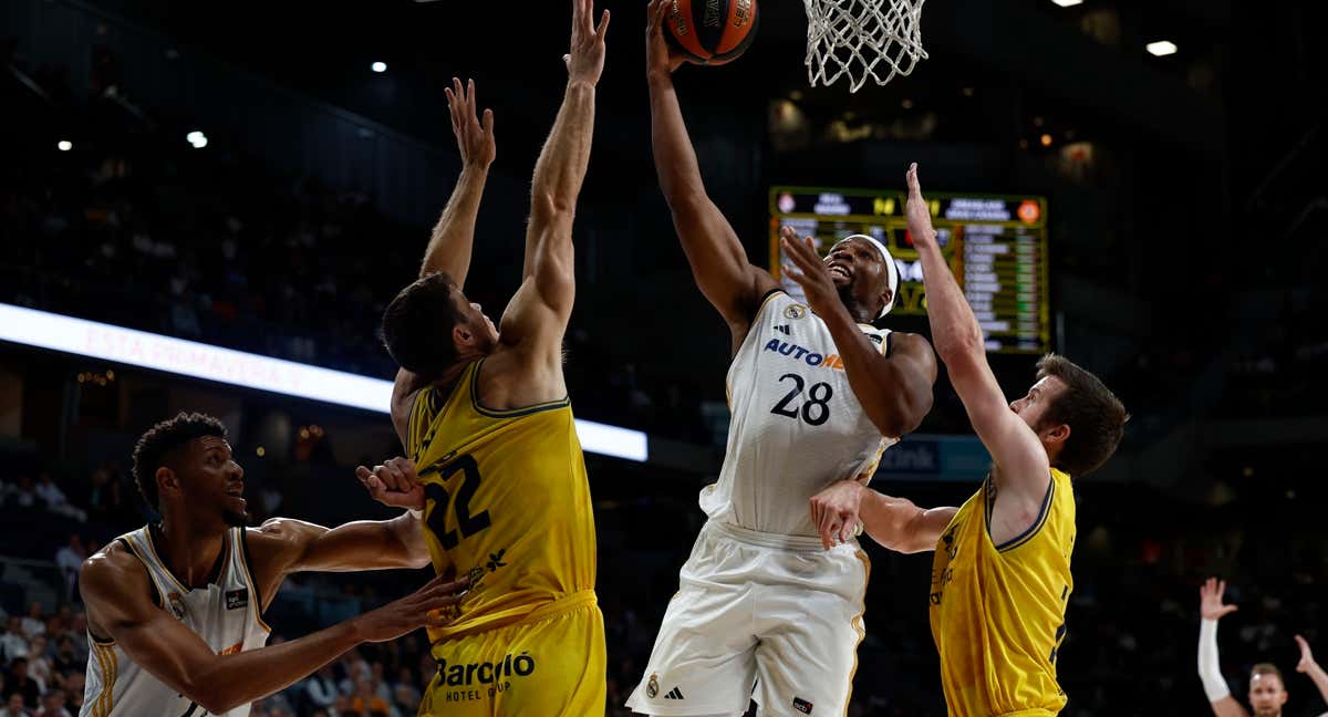 Guerschon Yabusele trata de anotar ante la defensa de dos jugadores del Dreamland Gran Canaria/ ACB PHOTO