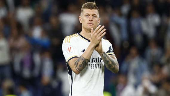 Toni Kroos agradeciendo el apoyo al Santiago Bernabéu. /Reuters