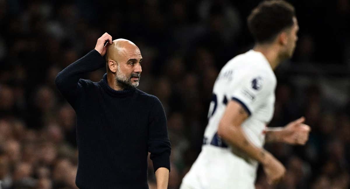 Pep Guardiola observa el partido contra el Tottenham./EFE