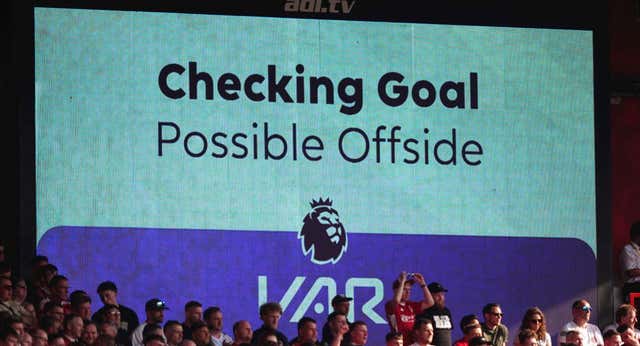 Se abre la veda contra el VAR en Europa: ¡la Premier League votará si lo elimina la próxima temporada!