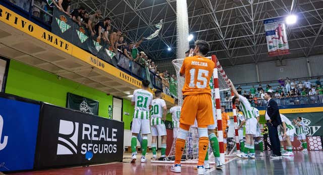 Anatomía del doble descenso del Betis, que podría acabar con un título