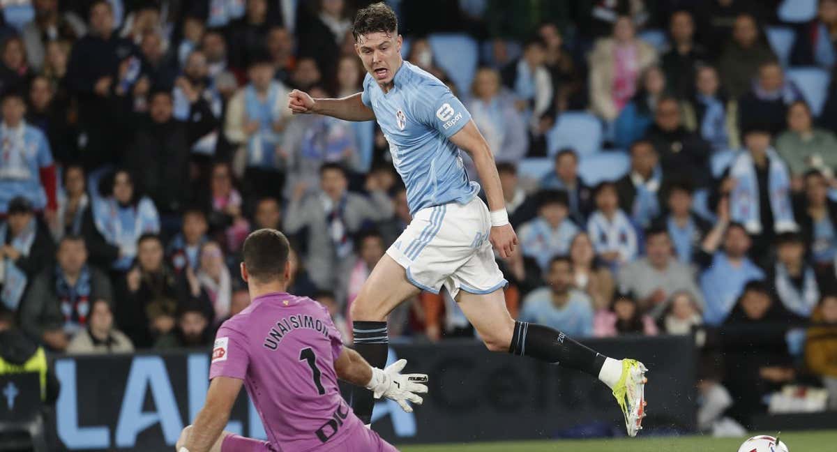 Unai Simón, en una acción del partido en el Celta-Athletic de este miércoles./EFE