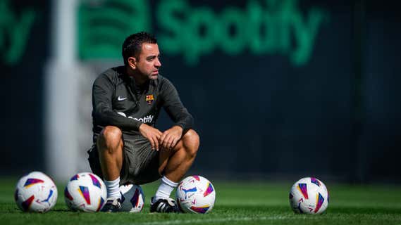Xavi Hernández, pensativo antes de un entrenamiento. /FCB