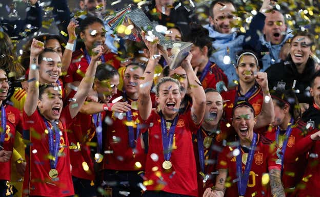 Alexia Putellas levantando el título de campeonas de la Nations League.  Getty