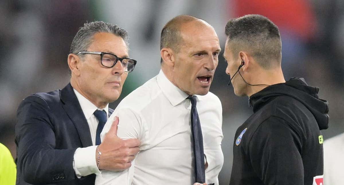 Allegri se encara con el cuarto árbitro tras ser expulsado. /REUTERS