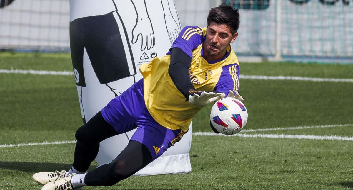 Courtois, en un entrenamiento con el Real Madrid. /EFE