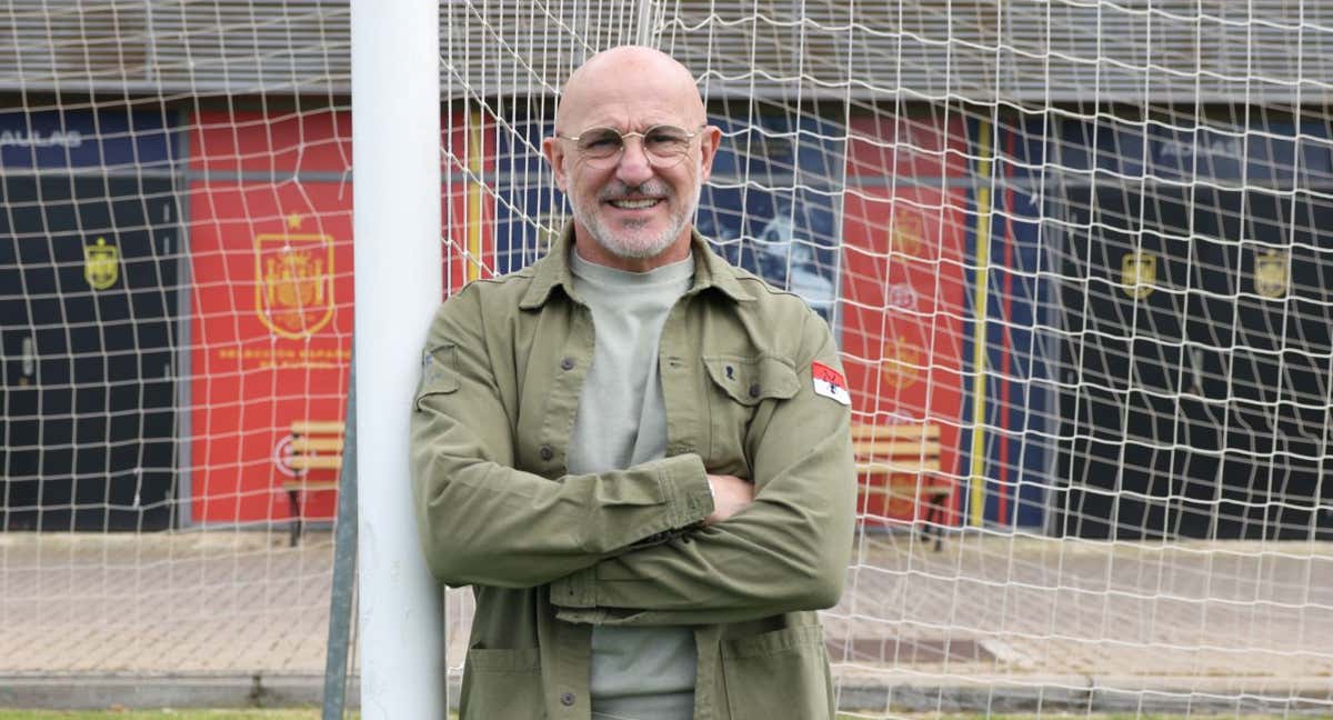 El seleccionador nacional, Luis de la Fuente, posa en la sede de la RFEF para Relevo.