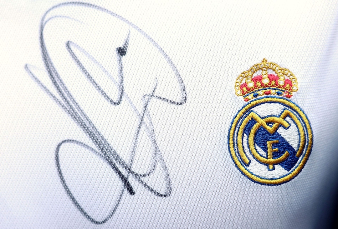 La firma de Mbappé en una camiseta del Madrid. EFE