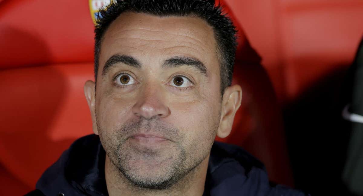 Xavi en el banquillo del Power Horse Stadium en el partido ante el Almería. /REUTERS