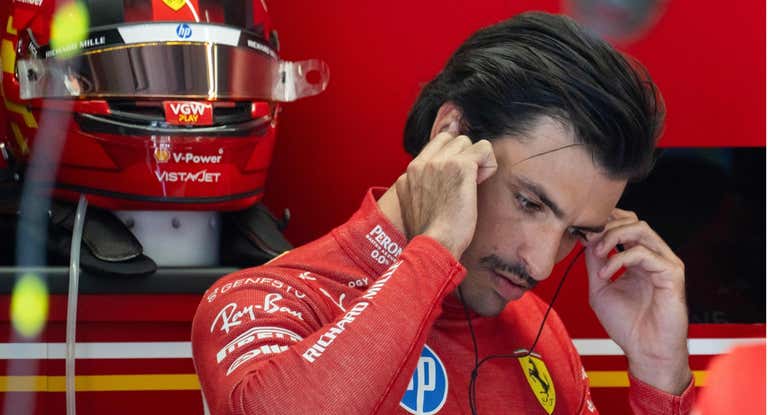 Carlos Sainz, en su garaje en Imola.