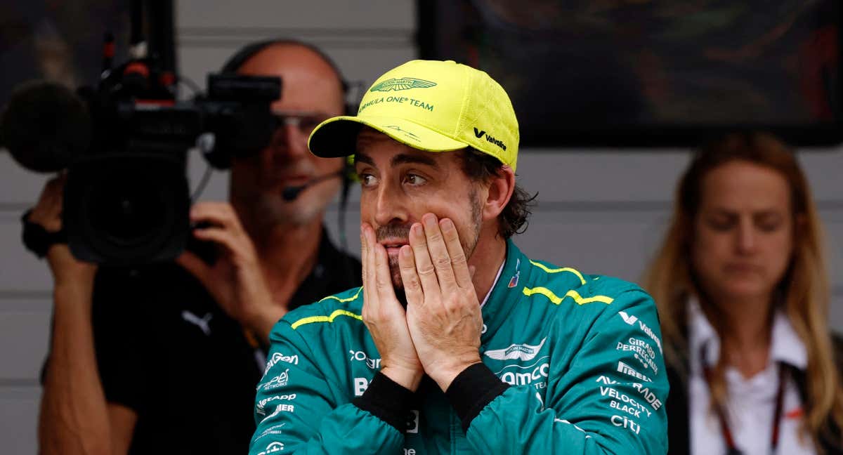 Fernando Alonso, en el paddock. /REUTERS