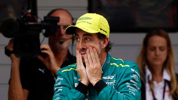 Fernando Alonso, en el paddock. /REUTERS