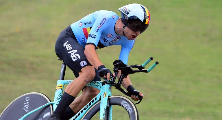 Van Aert toma una curva.