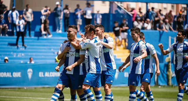 El Alcoyano se hunde por voluntad propia en el pozo para no desaparecer del fútbol español