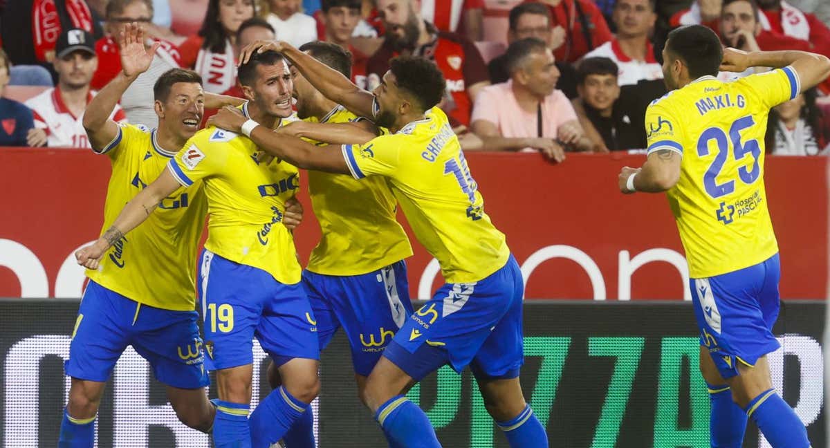 El Cádiz celebra la victoria ante el Sevilla.