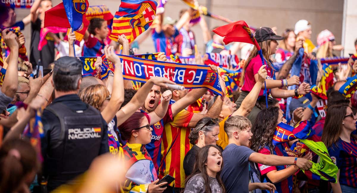 La afición del Barça en la llegada del autobús.