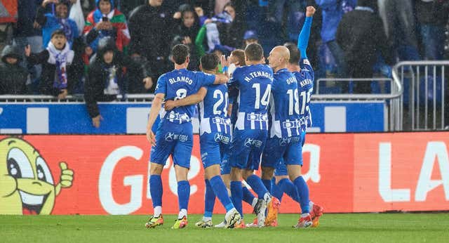 El Alavés celebra la continuidad de Luis García ganando el duelo más descafeinado de la jornada